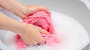 giặt áo bằng tay để bảo quản áo thun như mới