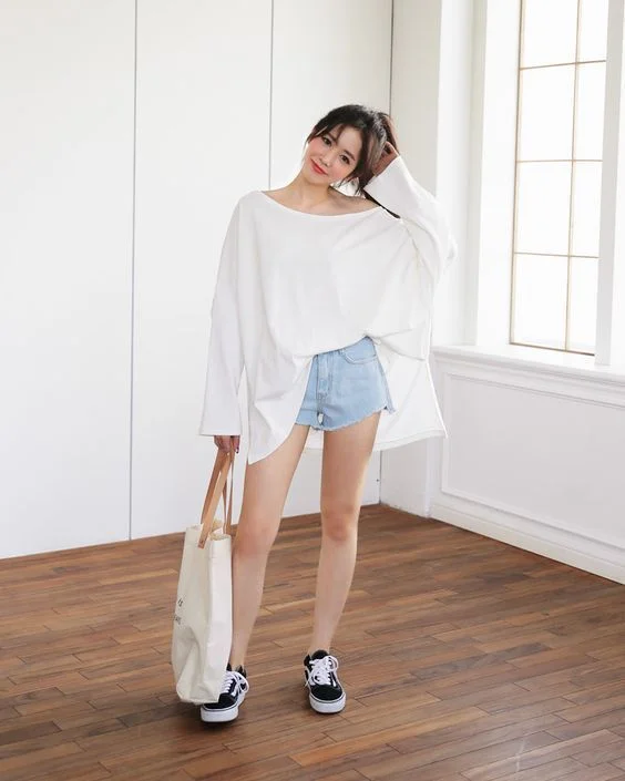 Phối áo oversize với quần short jeans