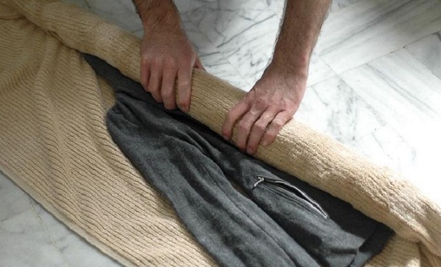 Cách làm quần áo mau khô bằng khăn bông