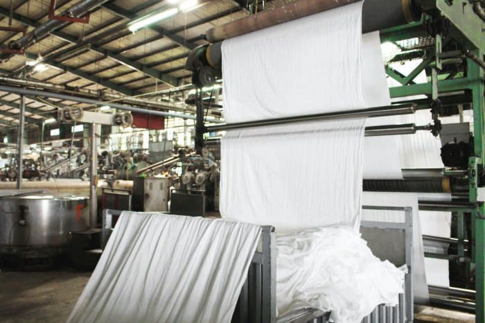 Trước khi đem vải kaki PE vào máy nhuộm thì công nhân sẽ tẩy trắng để tăng độ bám màu cho vải.