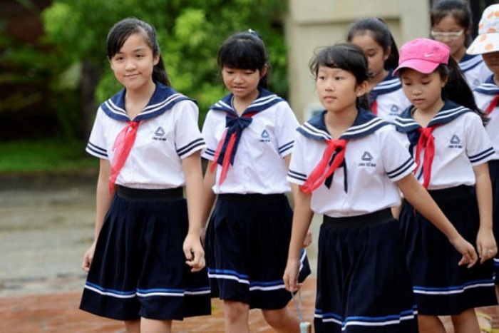 Sự hồn nhiên của các bé gái trong bộ đồng phục học sinh cấp 2