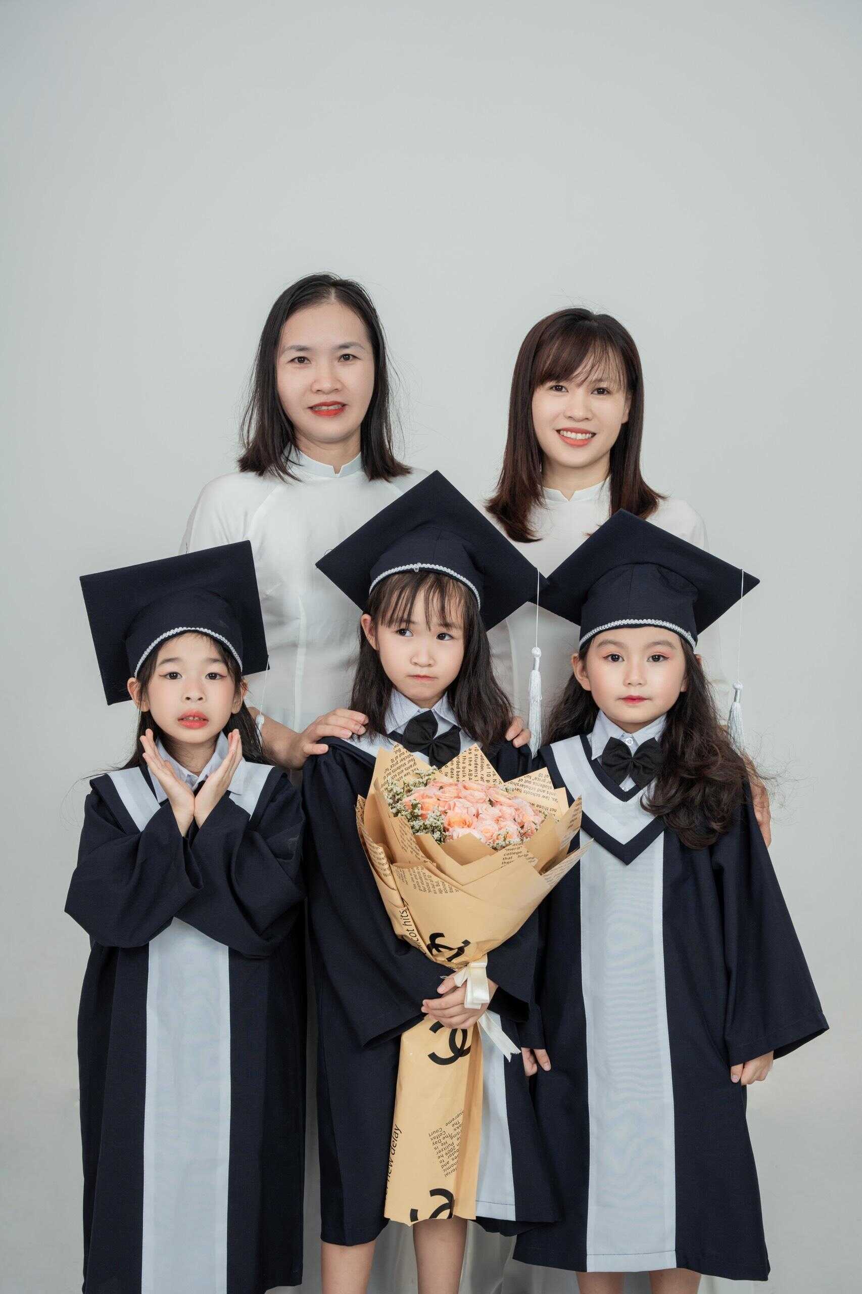 Đồ tốt nghiệp cấp 1 bé gái màu xanh phối trắng