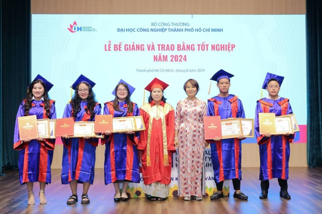 đồ tốt nghiệp IUH 