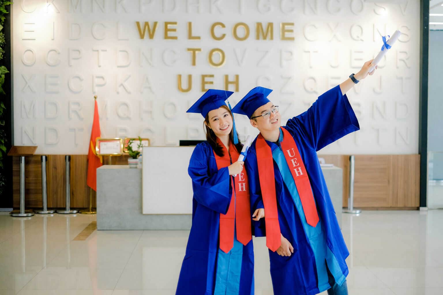đồ tốt nghiệp UEH
