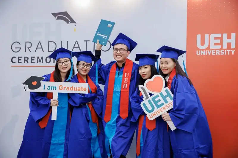 Đồ tốt nghiệp UEH