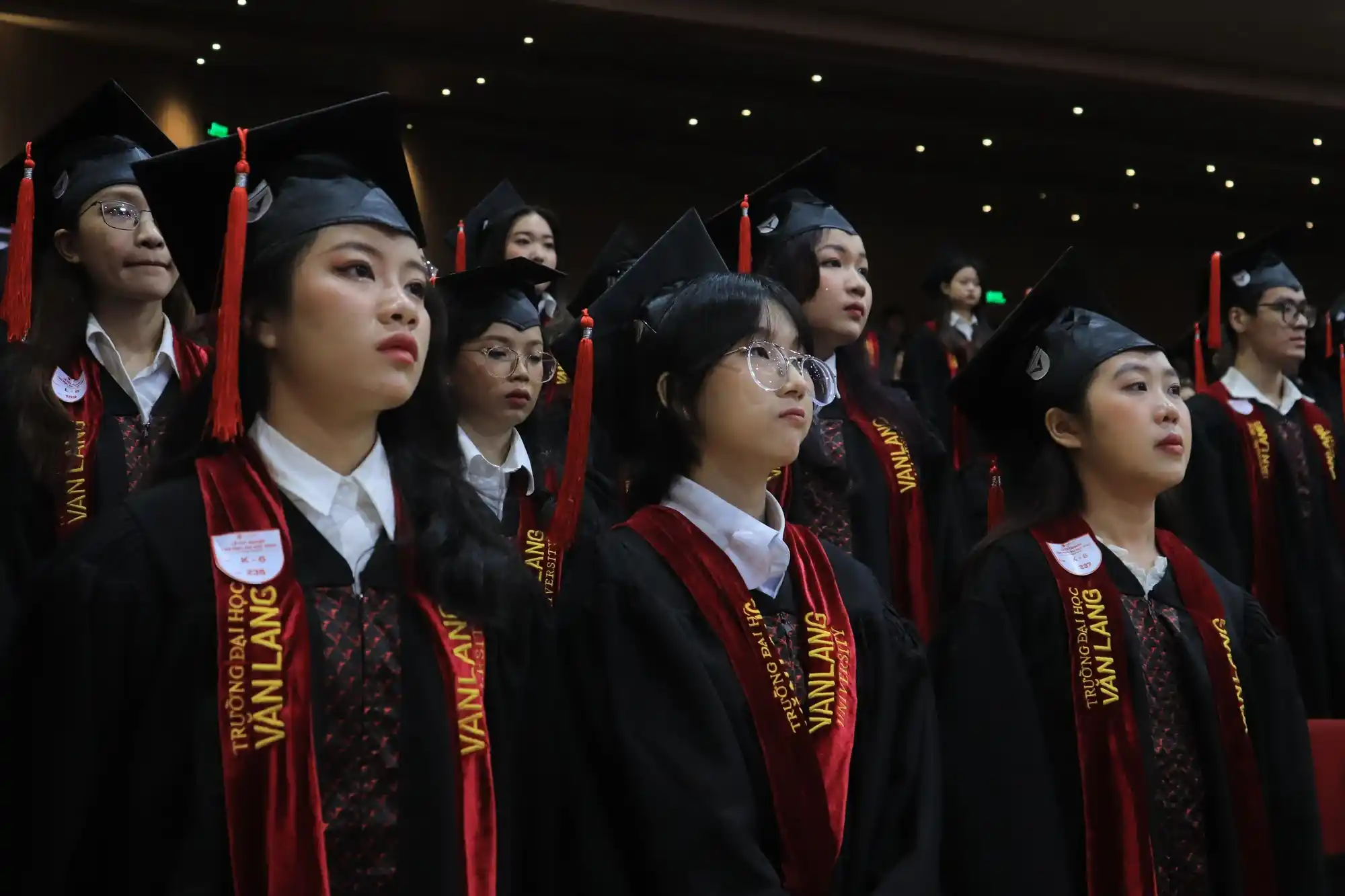 Đồ tốt nghiệp đại học Văn Lang